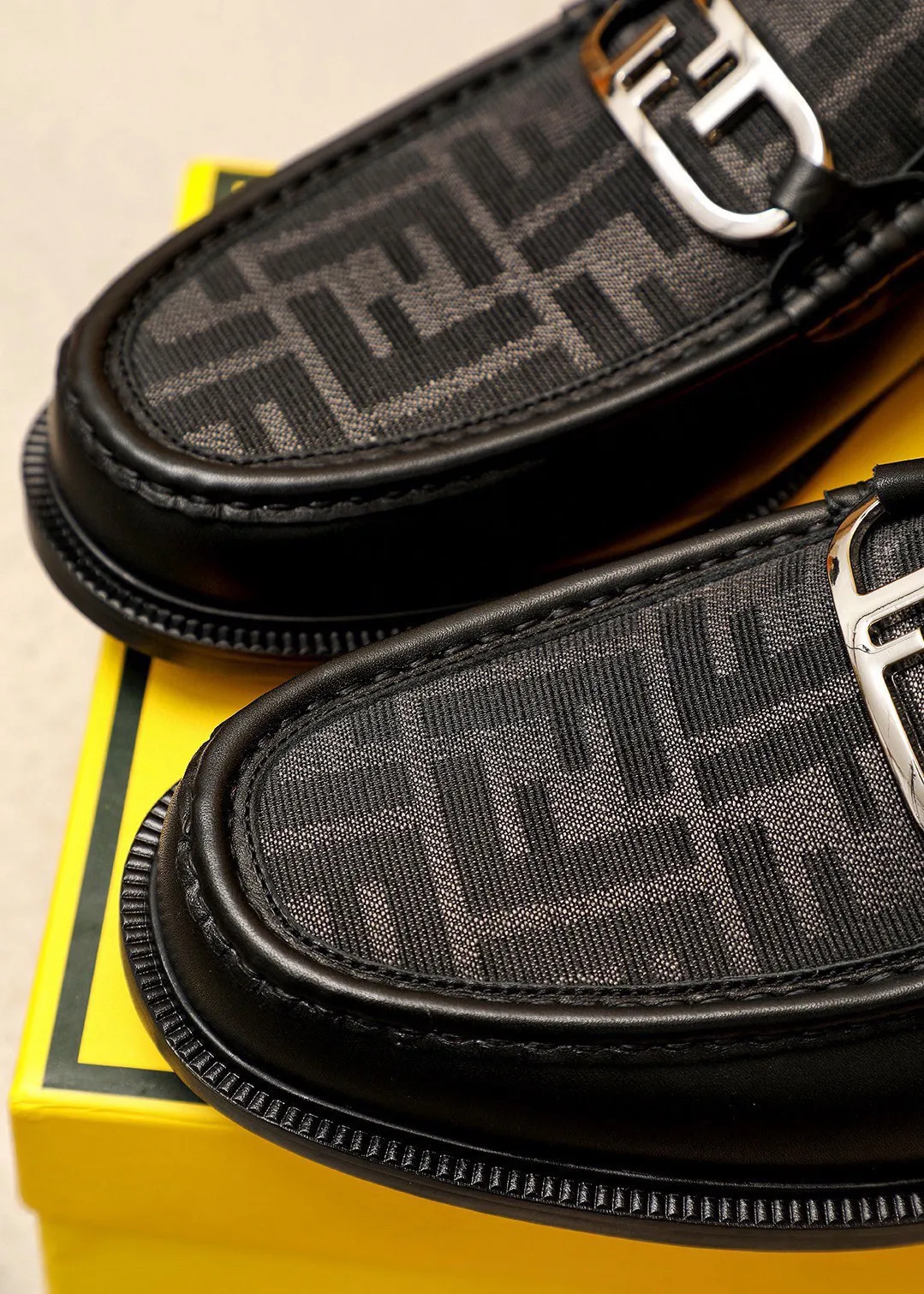 Men's shoes 💰460💰💐 Product trademark: FENDI [Fendi] casual leather shoes Regular size: 38-44 (45🉑️customized) Product materials: Selected imported first-layer cowhide upper + luxury hardware buckle, imported cowhide lining. Strong three-dimensional visual effect, rubber outsole Color: 2⃣️colors available